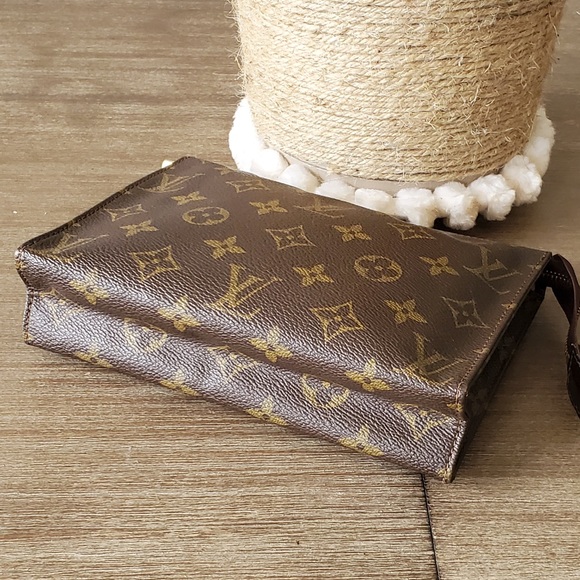 Authentic Louis Vuitton Toiletry 19 in Monogram - Picture 4 of 16